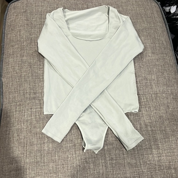 Skims Essential Long Sleeve Scoop Neck - Picture 3 of 10